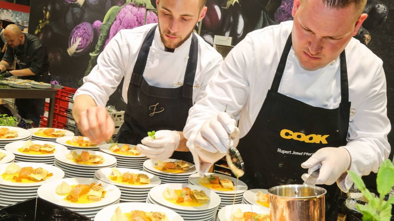 Eine Szene von der „Gast“-Messe 2019 – die es heuer so nicht mehr geben wird: Rupert J. Pferzinger (rechts) vom Zürserhof in Lech am Arlberg und sein Kollege kombinierten auf ihrem Messestand bei der „Gast“ Lachs, Sellerie und Physalis. 