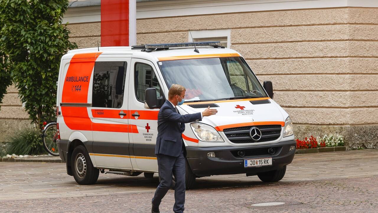 Der Büroleiter von LH Haslauer weist den Weg im Innenhof des Chiemssehofes. 