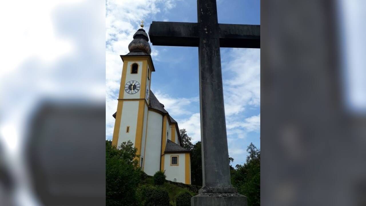 Das Kreuz bei der Wallfahrtskirche St. Pankraz nahe der Ruine Karlstein in Bad Reichenhall. 