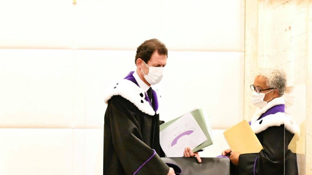 VFGH-Vizepräsidentin Verena Madner (r.) und VFGH-Präsident Christoph Grabenwarter vor Beginn einer öffentlichen Verhandlung des Verfassungsgerichtshofes (VFGH) zum Verbot der Sterbehilfe, am Donnerstag, 24. September 2020 in Wien. 