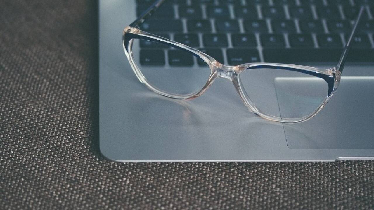 Eine Bildschirmbrille kann dabei helfen, die Augen bei der Arbeit zu entlasten.   Eine Bildschirmbrille kann dabei helfen, die Augen bei der Arbeit zu entlasten.