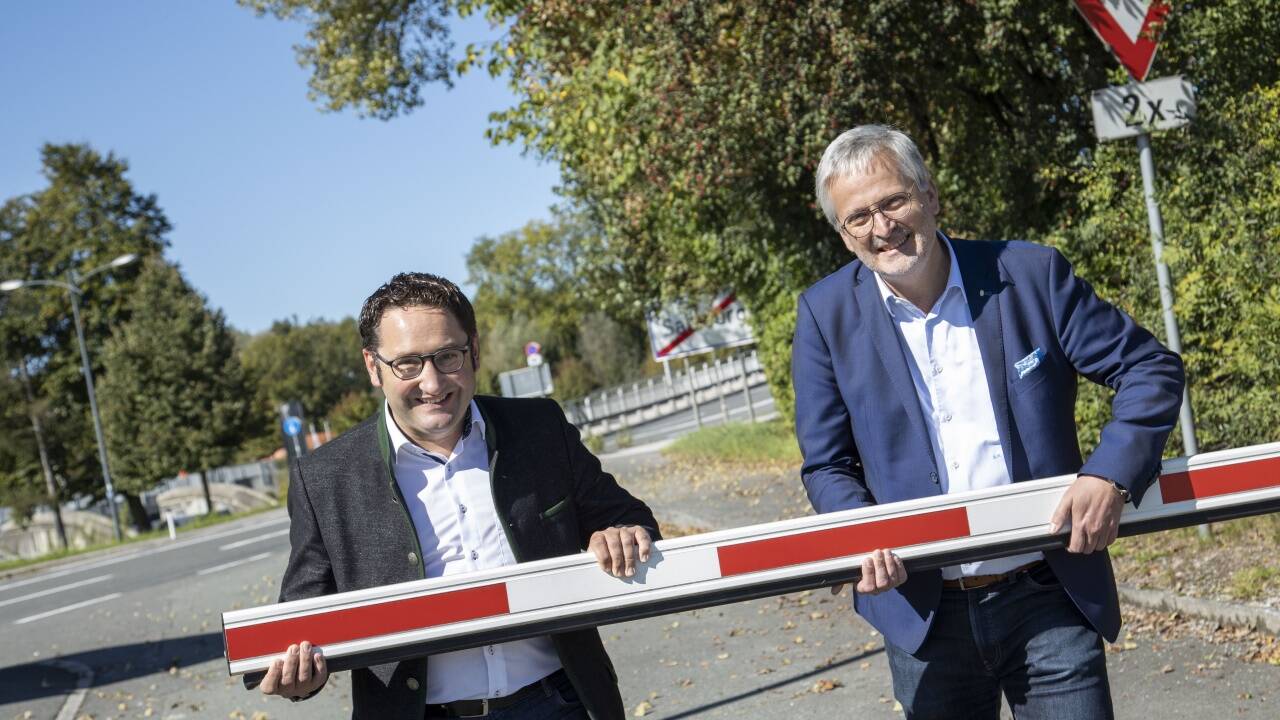 Grenzüberschreitende Zusammenarbeit trotz Grenzbalken: Sebastian Huber (Neos) und Tobias Gotthardt (Freie Wähler, Bayern). 