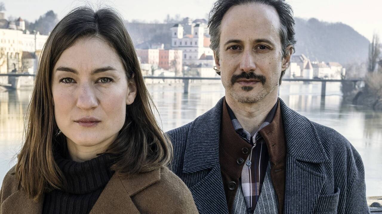 Die Schauspieler Marie Leuenberger (Frederike Bader) und Michael Ostrowski (Ferdinand Zankl). Die Schauspieler Marie Leuenberger (Frederike Bader) und Michael Ostrowski (Ferdinand Zankl).