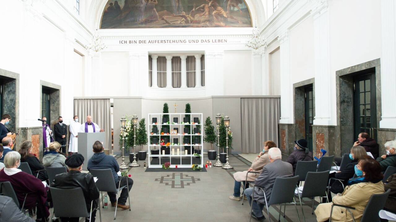 Am Mittwoch wurde am Kommunalfriedhof in Salzburg 15 Verstorbener gedacht, die in einem Sozialgrab der Stadt beigesetzt werden.  