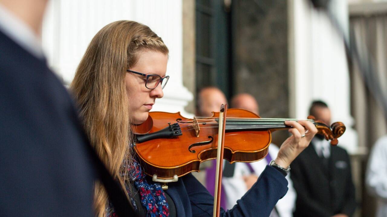 Mitglieder der Lorettobewegung übernehmen die musikalische Gestaltung der Trauerfeier.  
