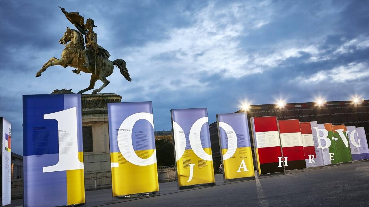 Vor 100 Jahren wurde das österreichische Bundes-Verfassungsgesetz beschlossen. Zum Jubiläum gibt es eine Kunstinstallation auf dem Wiener Heldenplatz. 