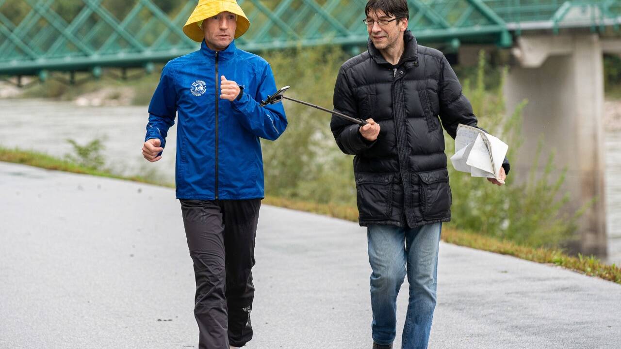 Ushika Muckenhumer lässt sich bei seinem Heimrennen weder durch schlechtes Wetter noch durch Reporterfragen oder die Zwischenstände seiner Mitläufer aus der Ruhe bringen.  
