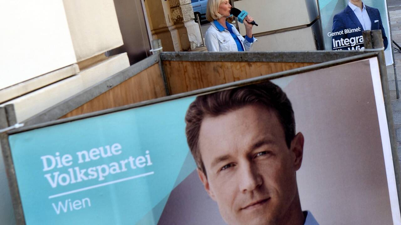 Manch Bürgerlicher wendet sich ab: Blümel-Plakate mit Wahlkampfmanagerin Bernadette Arnoldner.  