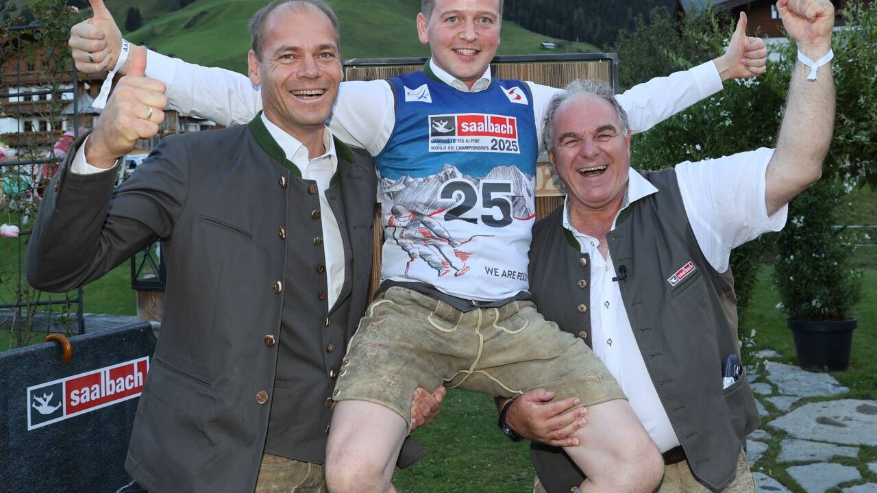ÖSV-Vizepräsident Michael Walchhofer (l.) ließ gemeinsam mit Bartl Gensbichler (r.) Bürgermeister Alois Hasenauer hochleben. 