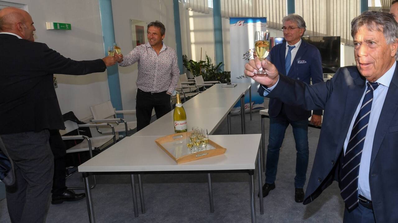 ÖSV-Sportdirektor Toni Giger, ÖSV-Damenchef Jürgen Kriechbaum, ÖSV-Generalsekratär Klaus Leistner und ÖSV-Präsident Peter Schröcksnadel stießen am Samstagabend auf die Ski-WM 2025 in Saalbach-Hinterglemm an.  