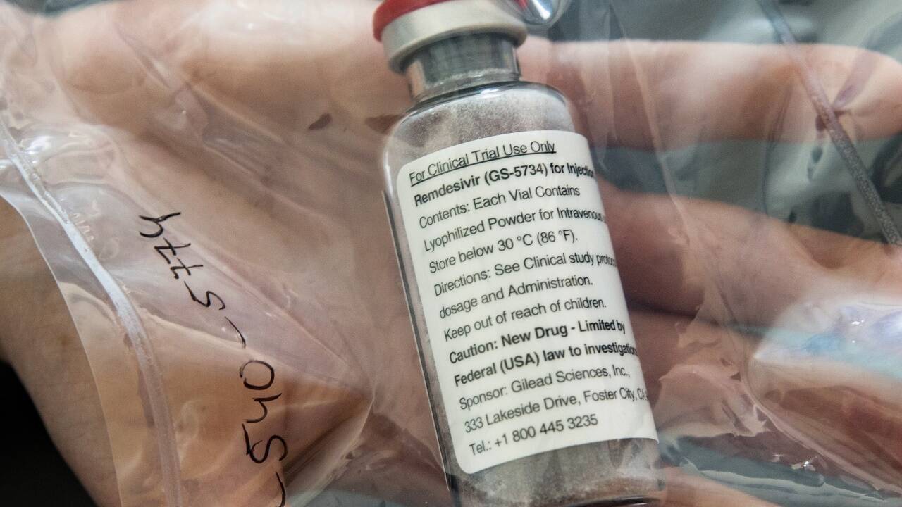 Remdesivir hemmt die Ausbreitung des Virus im Körper. Es sollte in einem frühen Stadium eingesetzt werden, sagen Experten. Remdesivir hemmt die Ausbreitung des Virus im Körper. Es sollte in einem frühen Stadium eingesetzt werden, sagen Experten.