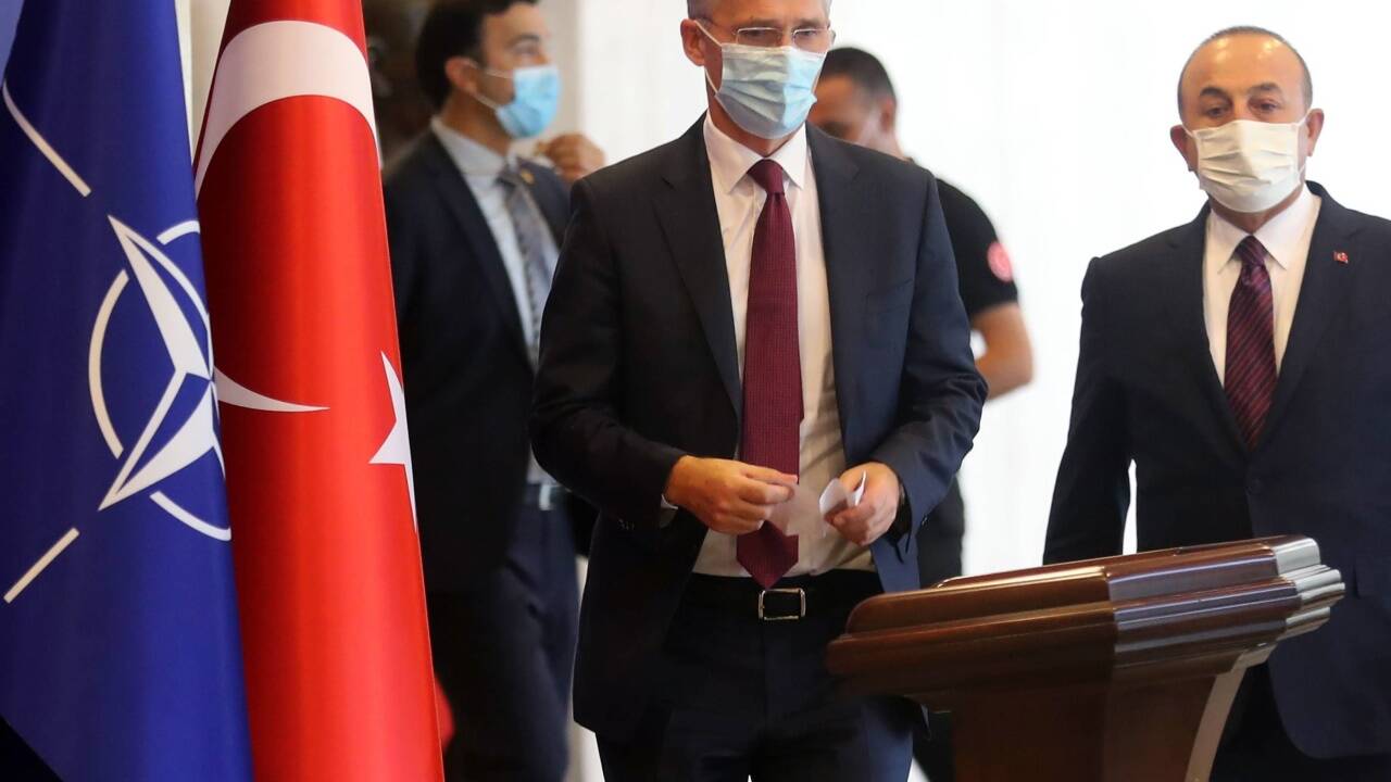 NATO-Generalsekretär Jens Stoltenberg und der türkische Außenminister Mevlut Cavusoglu. 