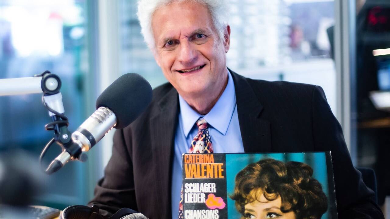 Reinhard „Pirni“ Pirnbacher live auf Sendung (hier noch für Radio Salzburg). 