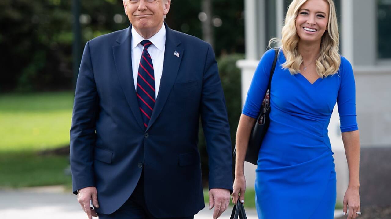 Donald Trump gemeinsam mit Kayleigh McEnany 