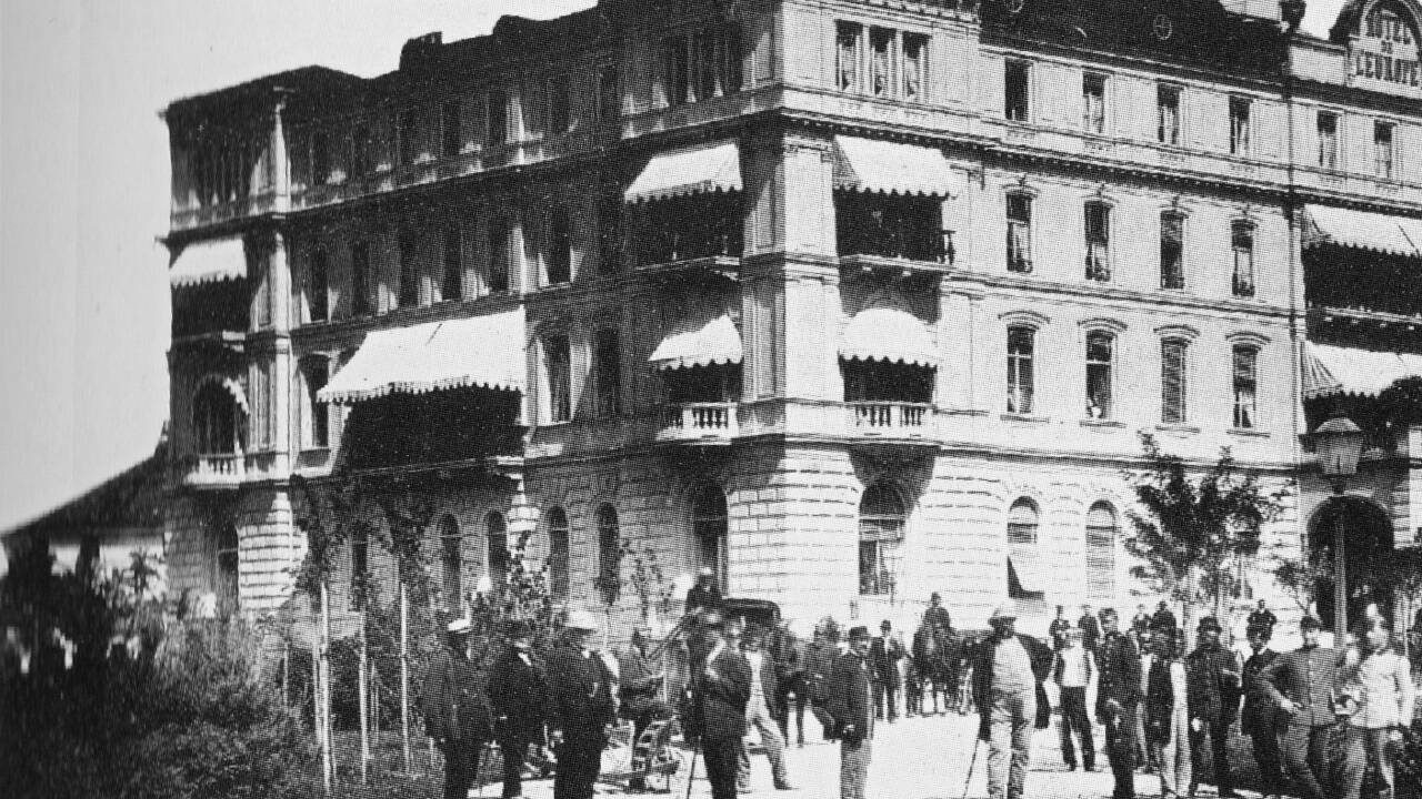 1865 wurde das Hotel de l’Europa nach eineinhalbjähriger Bauzeit eröffnet. 1865 wurde das Hotel de l’Europa nach eineinhalbjähriger Bauzeit eröffnet.
