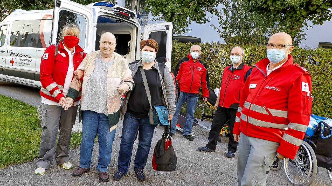 Für Krebspatientin Marina Öhlinger und ihre Tochter ging am Dienstag ein Herzenswunsch in Erfüllung. „Bevor ich sterbe, möchte ich noch mal nach Berlin“, sagte die 67-Jährige. Das Rote Kreuz macht so etwas nun mithilfe von Spenden möglich.  