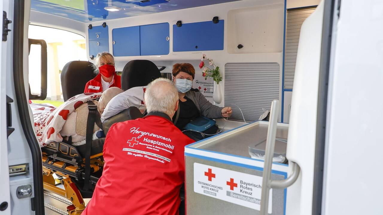 Das Hospizmobil kurz vor der Abfahrt – mit Sternenhimmel an der Decke.  