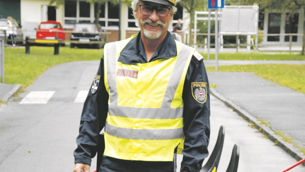Die Gokarts dienen im Verkehrsgarten als Auto-Ersatz. So übt Anton Steindl mit den Kindern richtiges Verhalten auf der Straße. Bild: SW/VIPS 