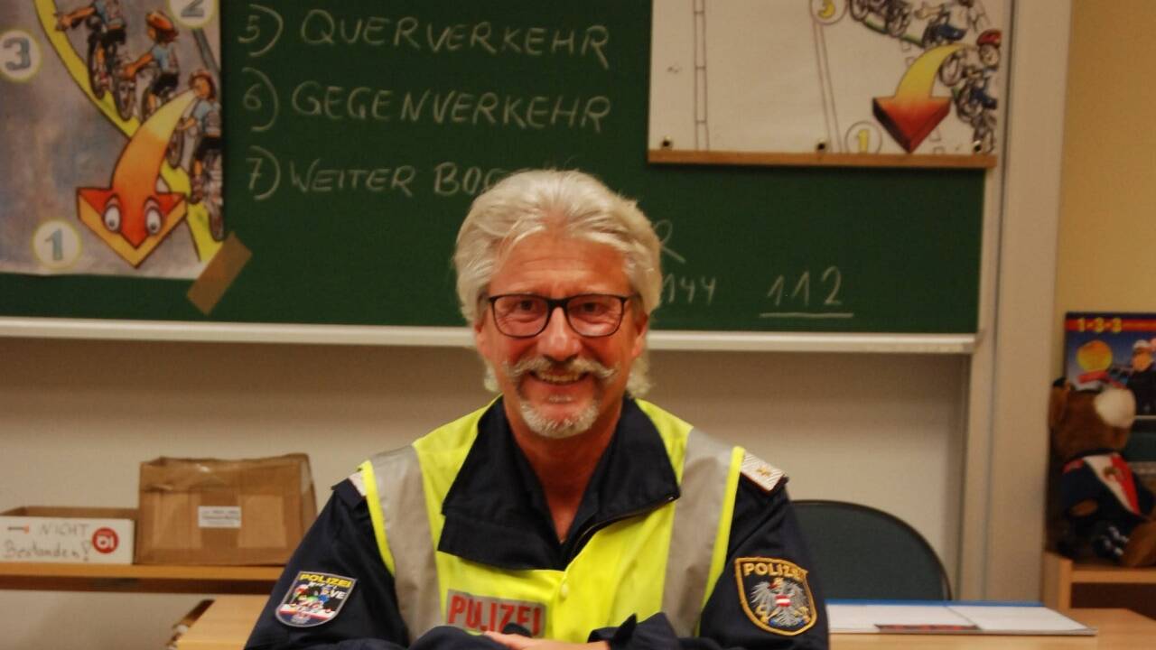 Steindl im Klassenzimmer des Verkehrsgartens. 