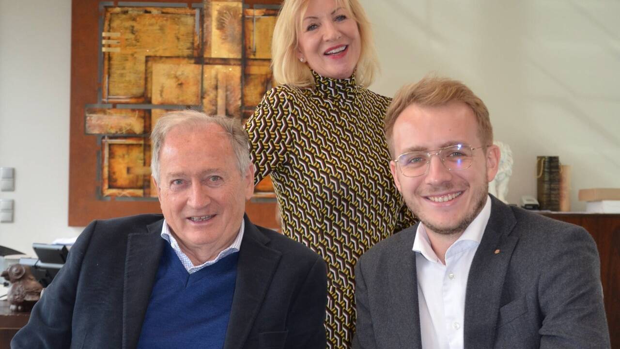 Familie will Skigebiet in Filzmoos wachküssen. Familie will Skigebiet in Filzmoos wachküssen.
