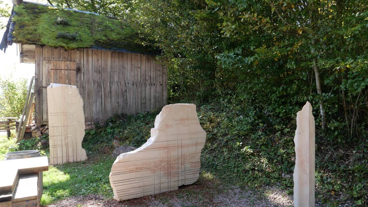 Arbeiten von Alexander Steinwendtner vor seinem Atelier in Adnet.  