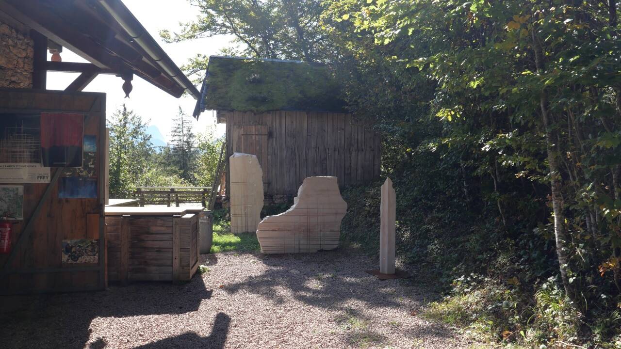 Arbeiten von Alexander Steinwendtner vor seinem Atelier in Adnet.  