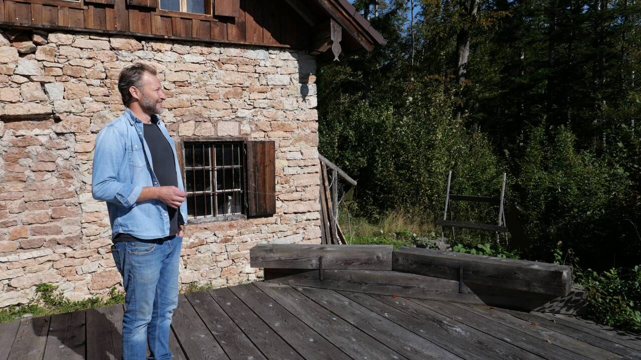 Alexander Steinwendtner vor seinem Atelier.  