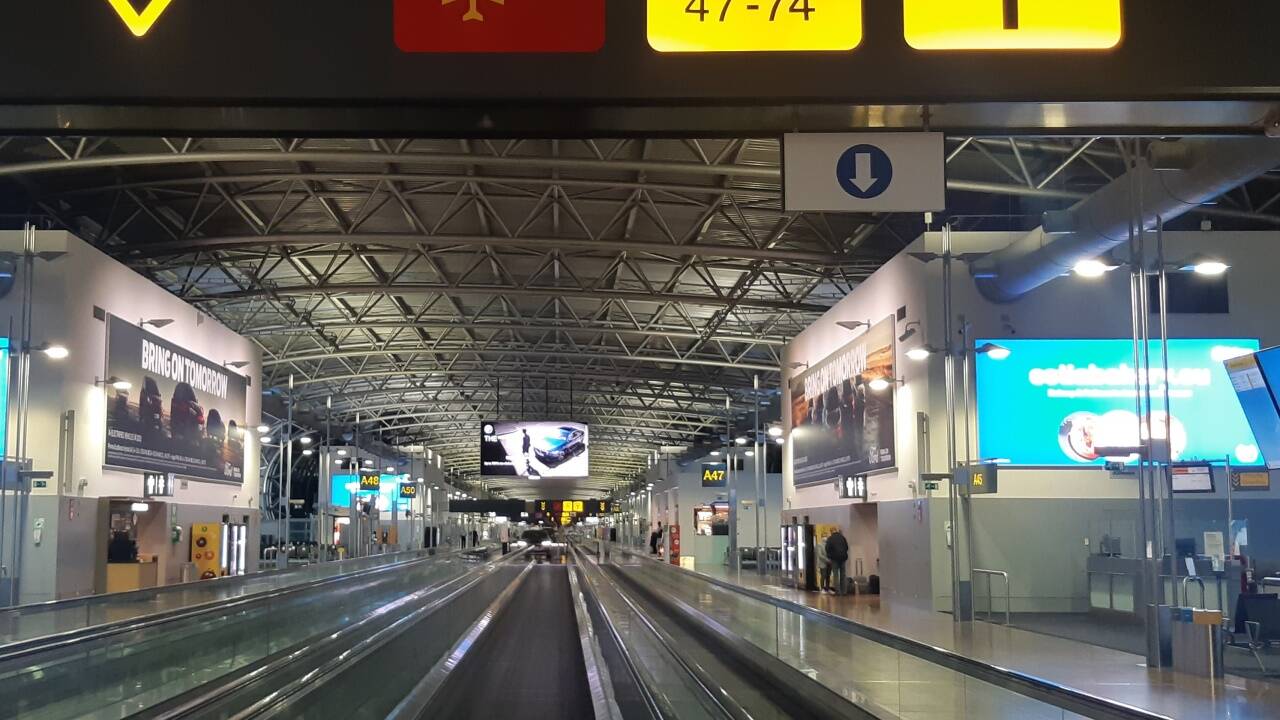 Ist hier jemand? Menschenleere Gates am Brüsseler Flughafen.  Ist hier jemand? Menschenleere Gates am Brüsseler Flughafen.