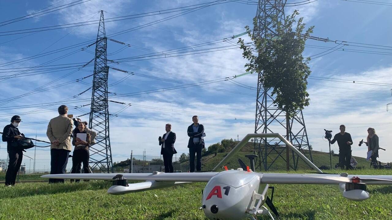 Der Stromnetzbetreiber APG (Austrian Power Grid) lässt seine Hochspannungsleitungen von unbemannten Drohnen überwachen und inspizieren.  