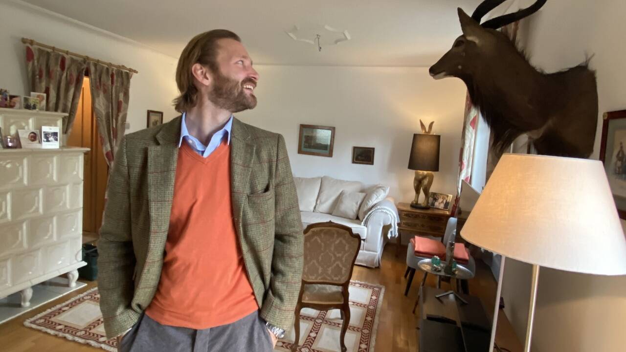 Im Wohnzimmer von Paulo Clary in Salzburg-Liefering wacht Antilope Bob über das Geschehen. 
