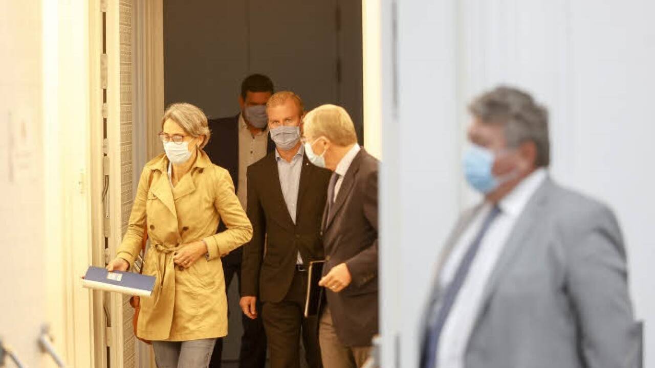 Wilfried Haslauer kam in Begleitung von Landessanitätsdirektorin Petra Juhasz zur Sitzung mit den Tennengauer Bürgermeistern.  