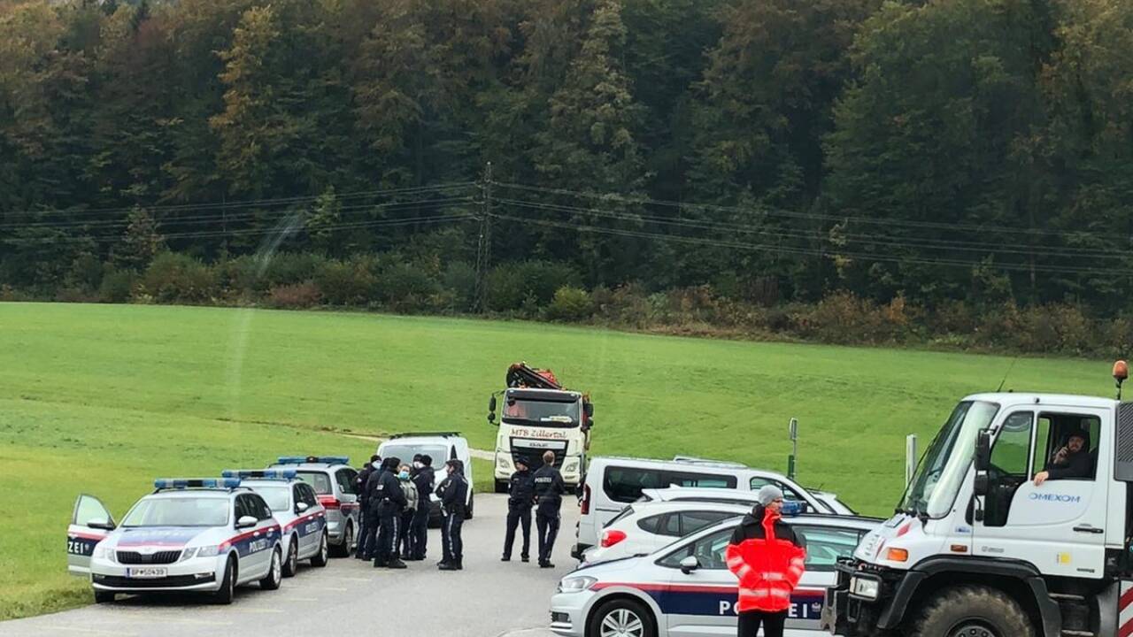 In Koppl gab es Diskussionen zwischen Teilnehmern an der Demo und Vertretern der Behörden.  In Koppl gab es Diskussionen zwischen Teilnehmern an der Demo und Vertretern der Behörden.