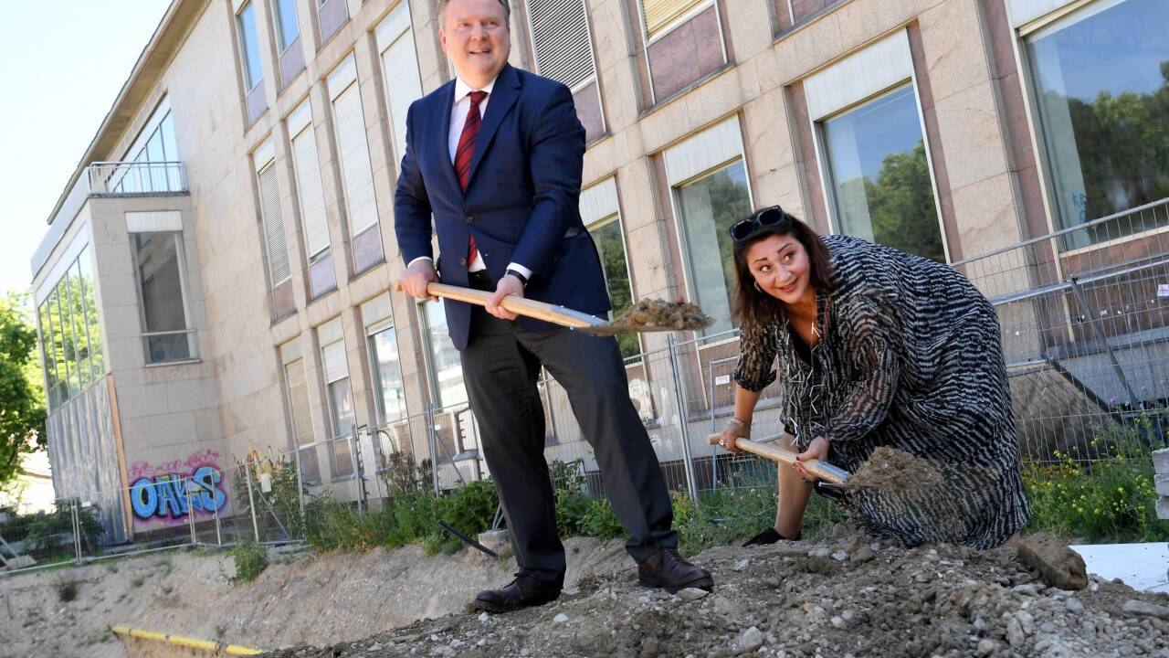 In Arbeiterpose: Wiens Bürgermeister Michael Ludwig und Kulturstadträtin Veronica Kaup-Hasler beim Spatenstich für den Umbau des Wien-Museums. In Arbeiterpose: Wiens Bürgermeister Michael Ludwig und Kulturstadträtin Veronica Kaup-Hasler beim Spatenstich für den Umbau des Wien-Museums.