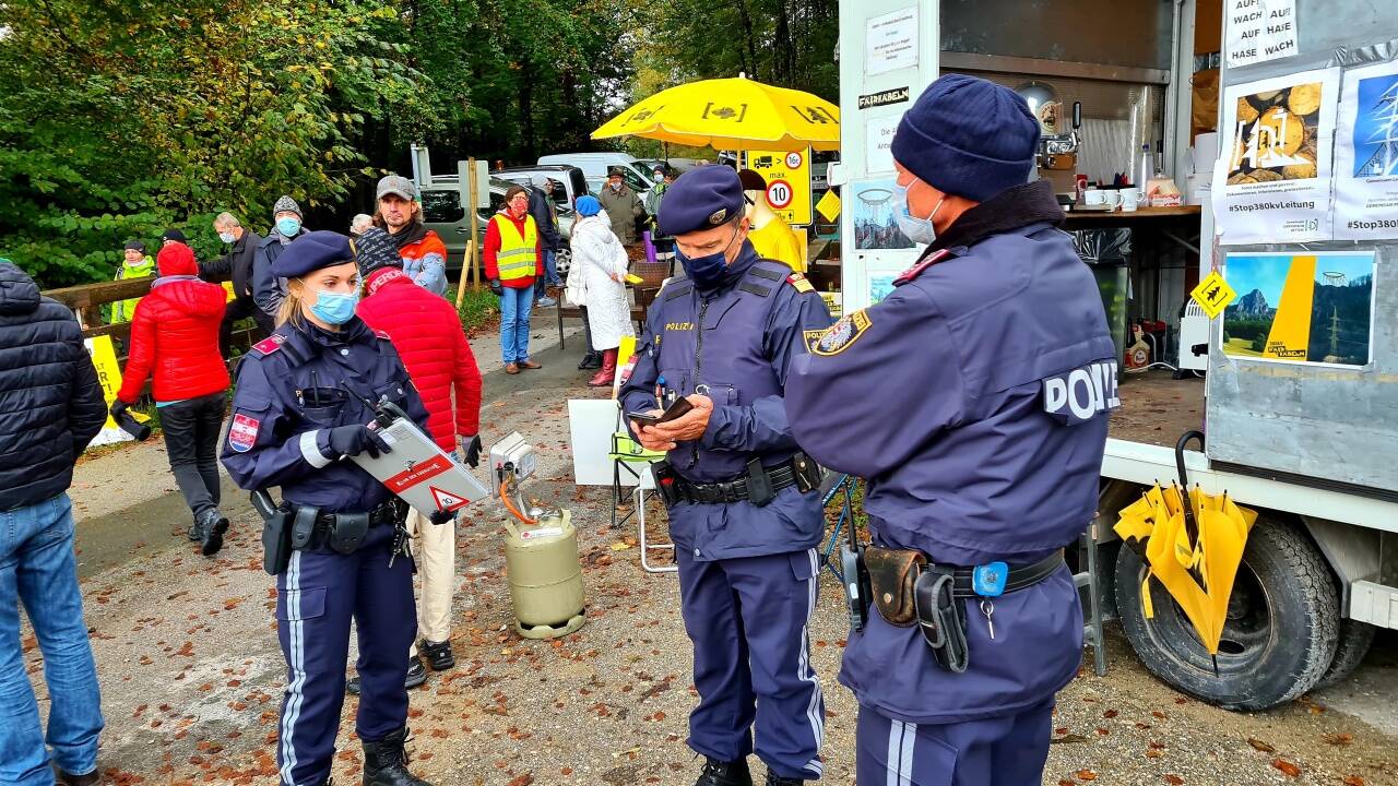 In Koppl gab es Diskussionen zwischen Teilnehmern an der Demo und Vertretern der Behörden.  In Koppl gab es Diskussionen zwischen Teilnehmern an der Demo und Vertretern der Behörden.