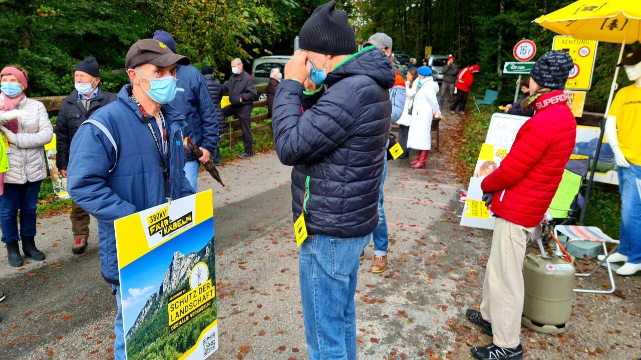 In Koppl gab es Diskussionen zwischen Teilnehmern an der Demo und Vertretern der Behörden.  In Koppl gab es Diskussionen zwischen Teilnehmern an der Demo und Vertretern der Behörden.