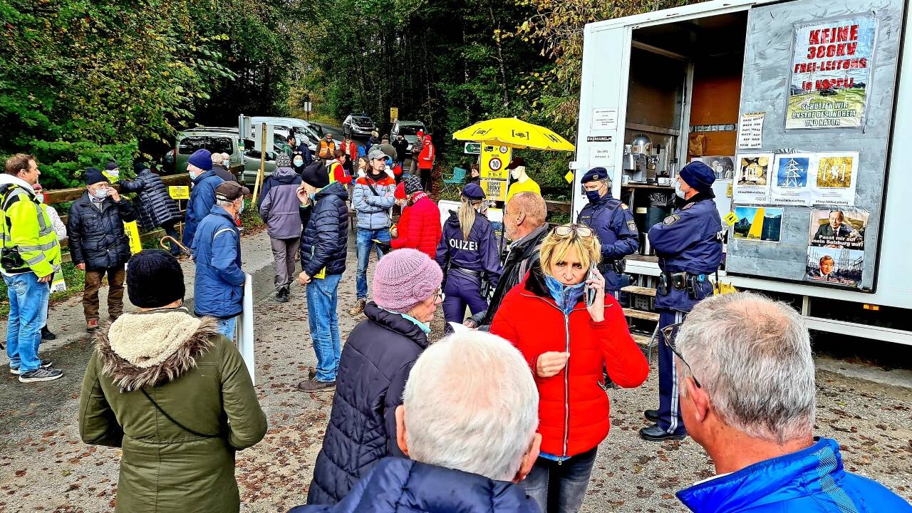 In Koppl gab es Diskussionen zwischen Teilnehmern an der Demo und Vertretern der Behörden.  In Koppl gab es Diskussionen zwischen Teilnehmern an der Demo und Vertretern der Behörden.