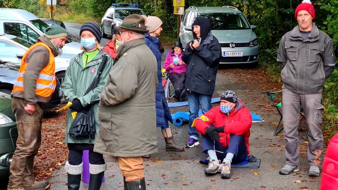 In Koppl gab es Diskussionen zwischen Teilnehmern an der Demo und Vertretern der Behörden.  In Koppl gab es Diskussionen zwischen Teilnehmern an der Demo und Vertretern der Behörden.