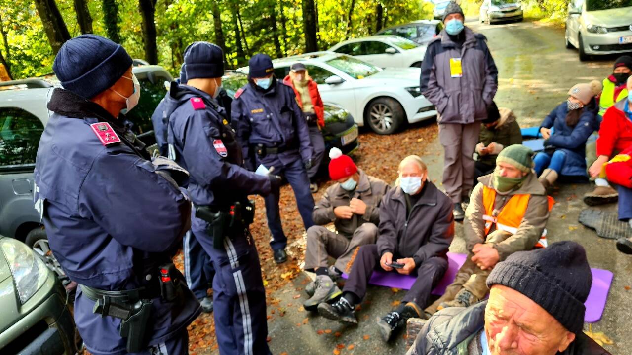 In Koppl gab es Diskussionen zwischen Teilnehmern an der Demo und Vertretern der Behörden.  In Koppl gab es Diskussionen zwischen Teilnehmern an der Demo und Vertretern der Behörden.