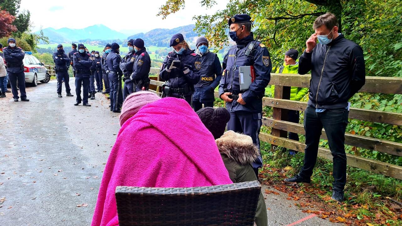 In Koppl gab es Diskussionen zwischen Teilnehmern an der Demo und Vertretern der Behörden.  In Koppl gab es Diskussionen zwischen Teilnehmern an der Demo und Vertretern der Behörden.