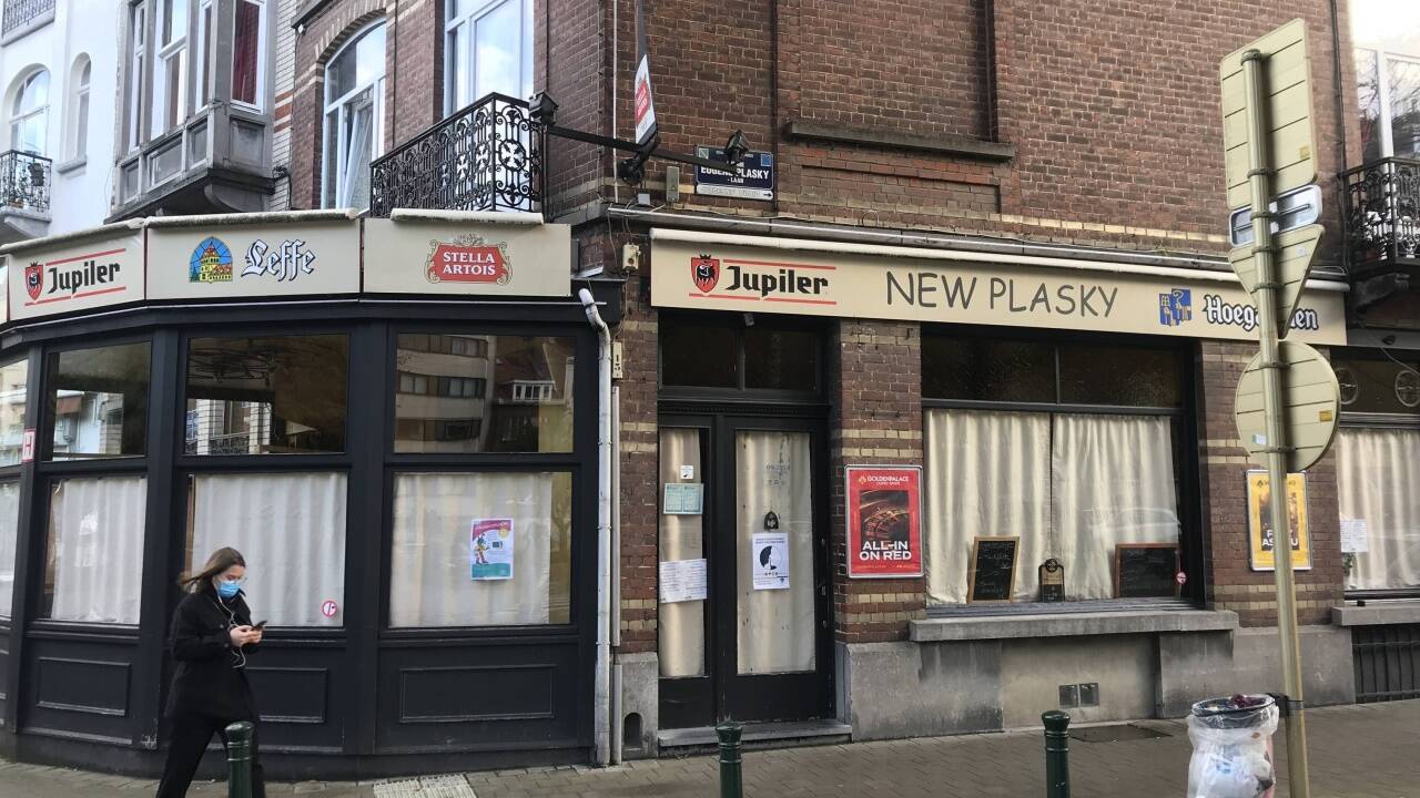 Die Vorhänge zugezogen, für einen Monat zum Zusperren gezwungen: Diese Brasserie in Brüssel ist vom „Mini-Lockdown“ für Bars und Cafes betroffen.  