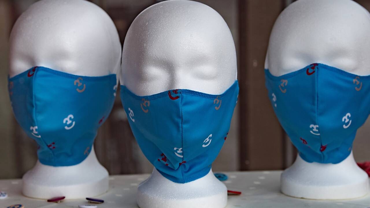 Maskentragen verringert die Virenzahl, der man ausgesetzt ist 