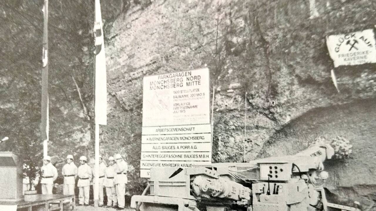 Spatenstich für die Mönchsberggarage im Jänner 1974. 