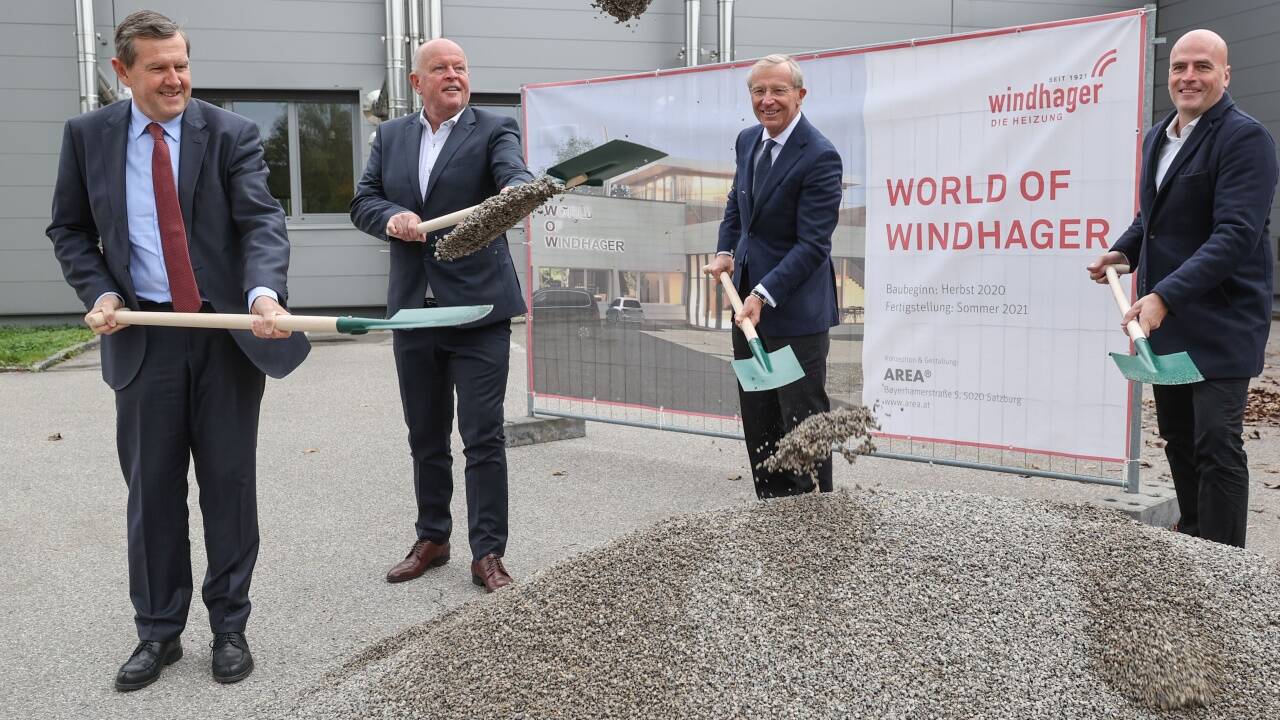 Sie nahmen den offiziellen Spatenstich vor - von rechts: Gernot Windhager (Eigentümer), LH Wilfried Haslauer, Konrad Pieringer (Bürgermeister) und Johann Peter Höflmaier (WKS).  
