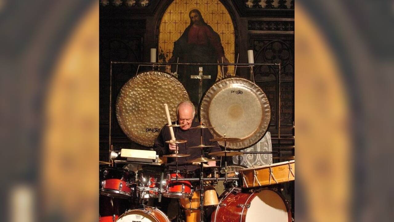 Schlagzeuger Pierre Favre bespielte 2008 die Evangelische Kirche.  