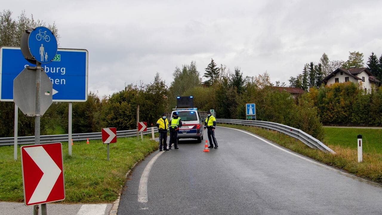 An vier der möglichen Zufahrten zu Kuchl führt die Polizei Kontrollen durch. 