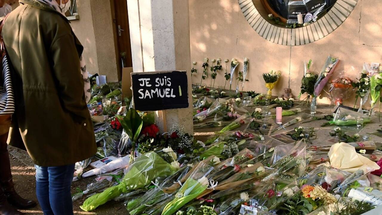 Blumen und Kränze vor der Schule des ermordeten Lehrers 