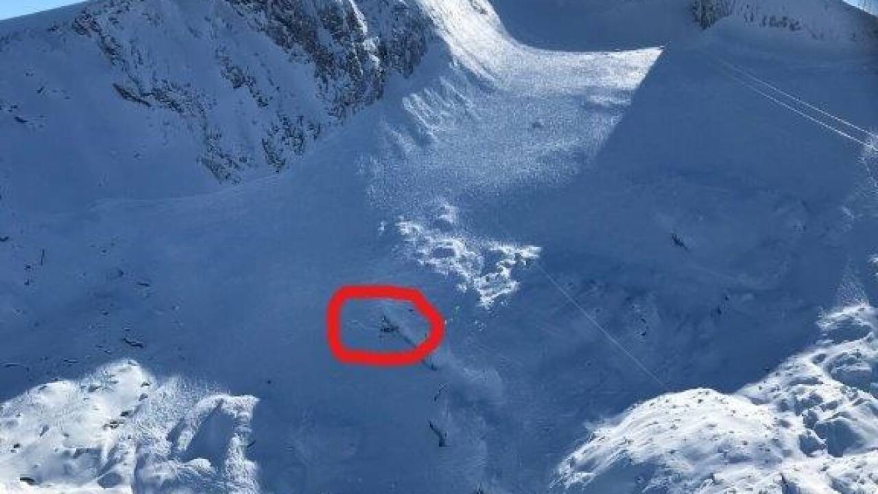 Ein Bild aus dem Polizeihubschrauber. In diese Spalte auf 2700 Metern Höhe stürzte der Einheimische.  