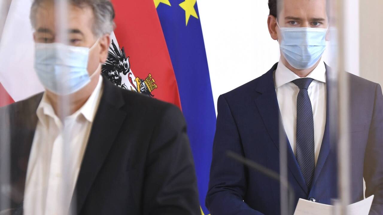 Vizekanzler Werner Kogler (Grüne) und Bundeskanzler Sebastian Kurz (ÖVP) am Montag, 19. Oktober 2020, im Rahmen einer Pressekonferenz nach einer Videokonferenz der Bundesregierung mit den Landeshauptleuten im Bundeskanzleramt in Wien. 