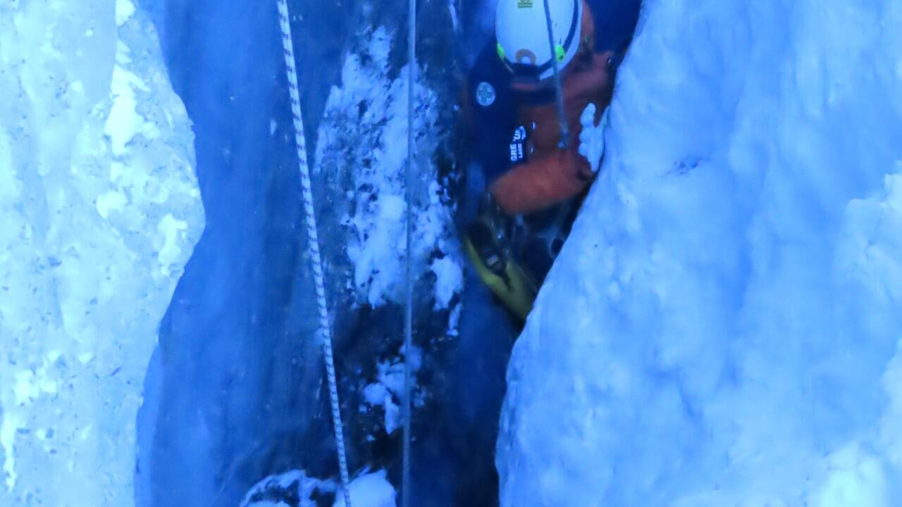 Mittels eines speziellen Spaltenbergegeräts seilten sich die Bergretter gut 40 Meter ab.  