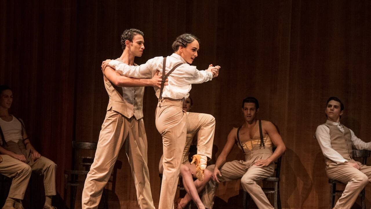 Primaballerina Márcia Jaqueline (im Bild mit Valbona Bushkola) verabschiedet sich mit dieser Produktion aus Salzburg. 